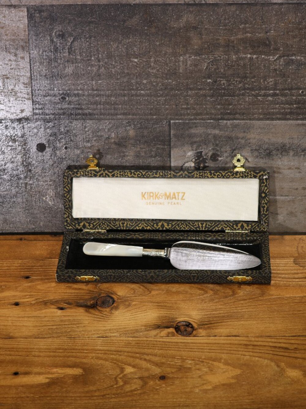 Kirk & Matz Sheffield England, Genuine Pearl Cheese Knife Spreader w/ Box 5 3/4"